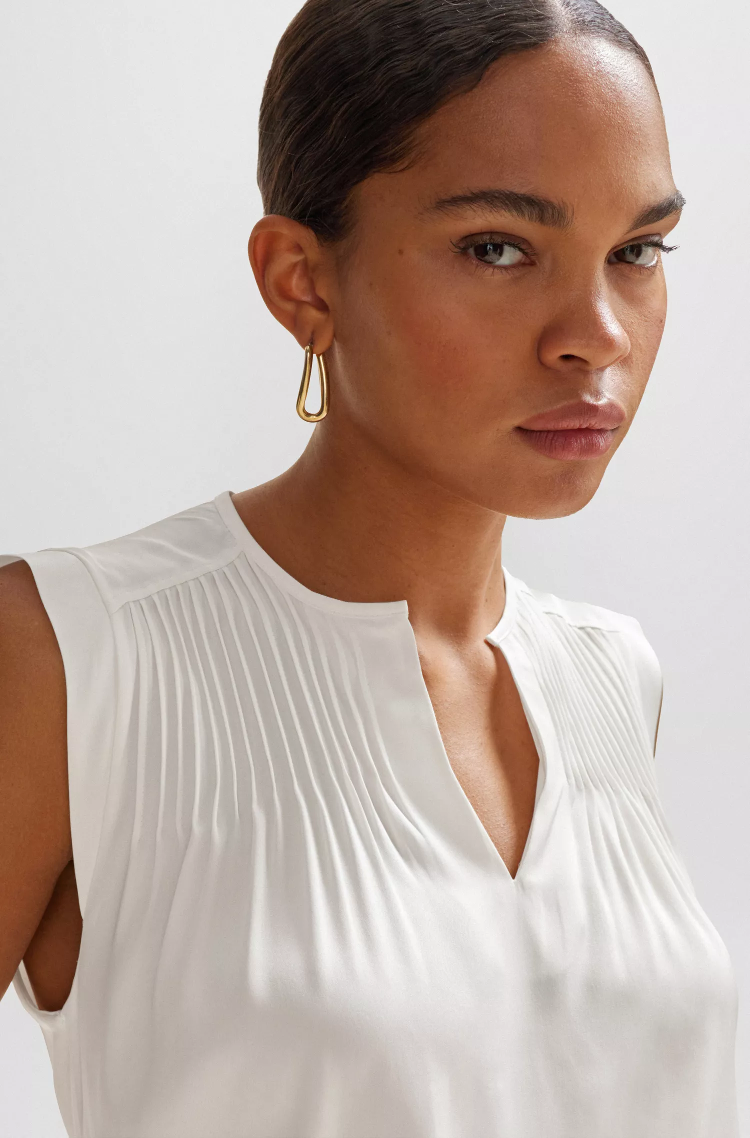 Blusa BOSS preta de corte relaxado em seda elástica.