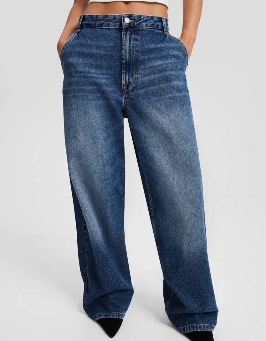 calça jeans estilo skater com efeito desbotado