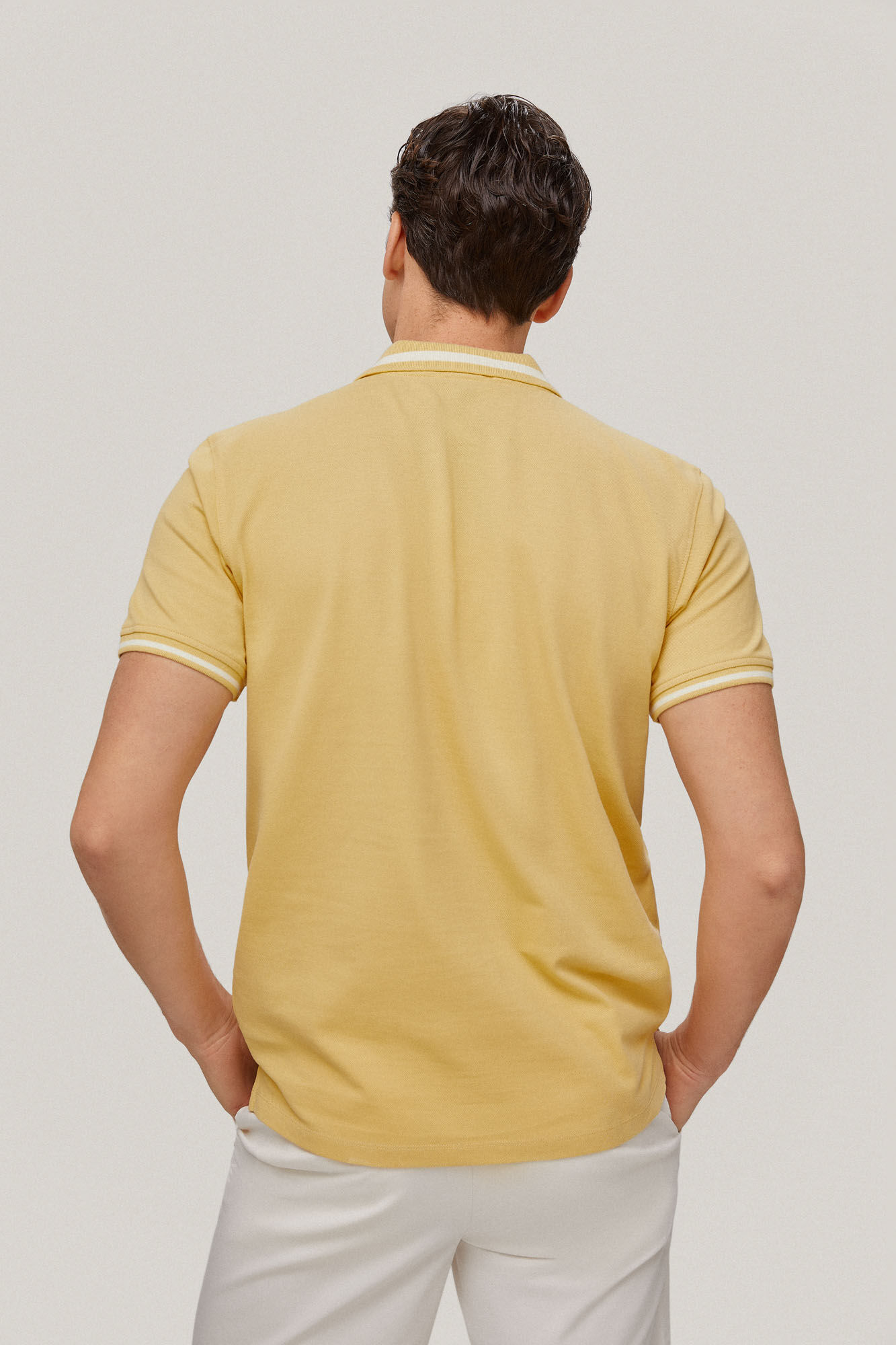 Camisa polo com gola pontuda e logotipo - Amarela