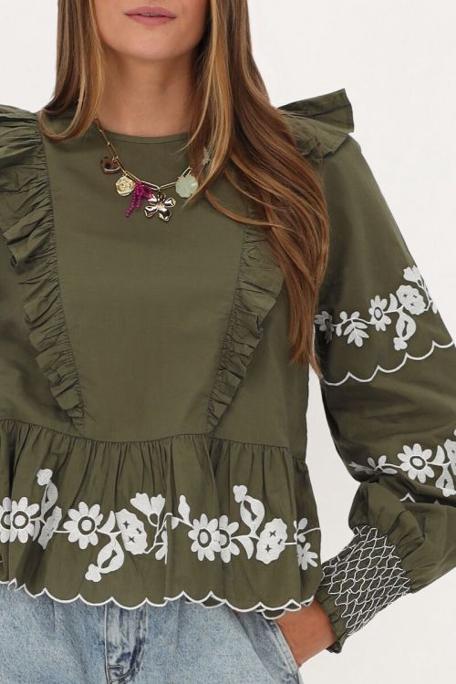 Donkergroene top met witte embroidery