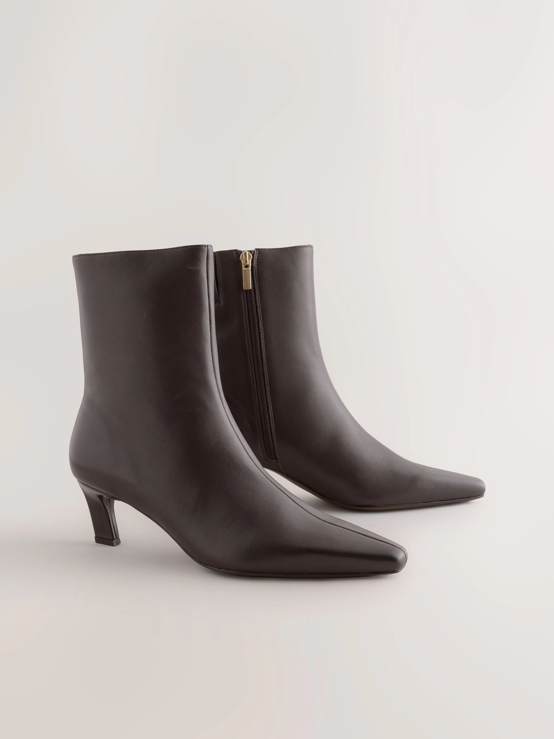 Chocoladebruin leer - Forever Comfort® enkellaarsjes met hak en spitse neus