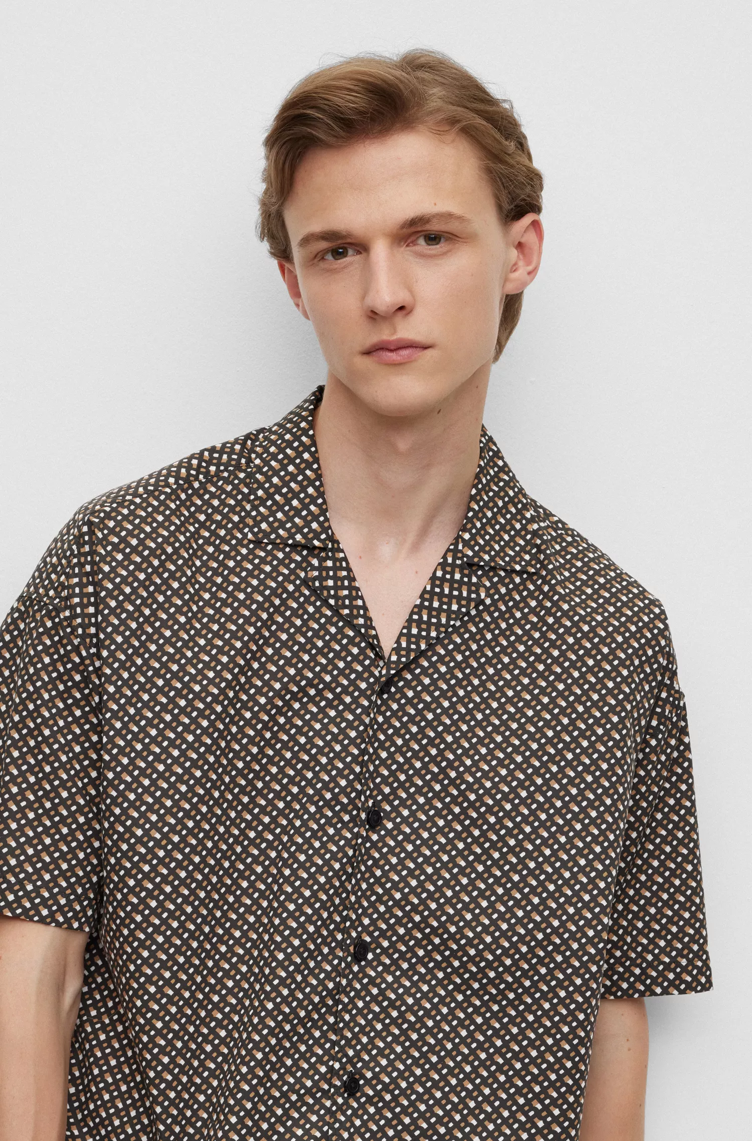 Camisa BOSS preta de corte relaxado em algodão elástico com monograma.