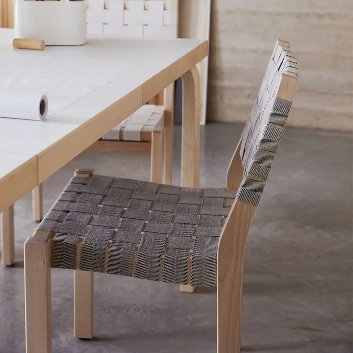 Artek - Stuhl 611, Birke klar lackiert / Leinengurte schwarz