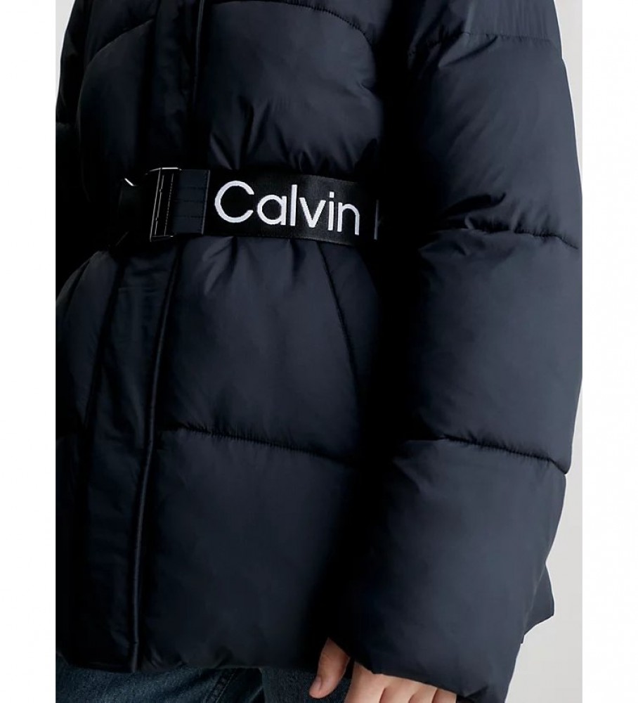 Jaqueta de nylon com enchimento de plumas Calvin Klein Jeans e cinto preto.