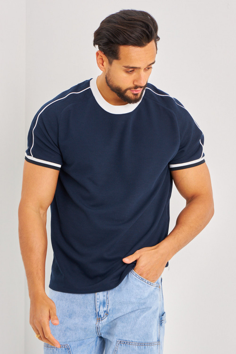 T-shirt bleu foncé à col blanc