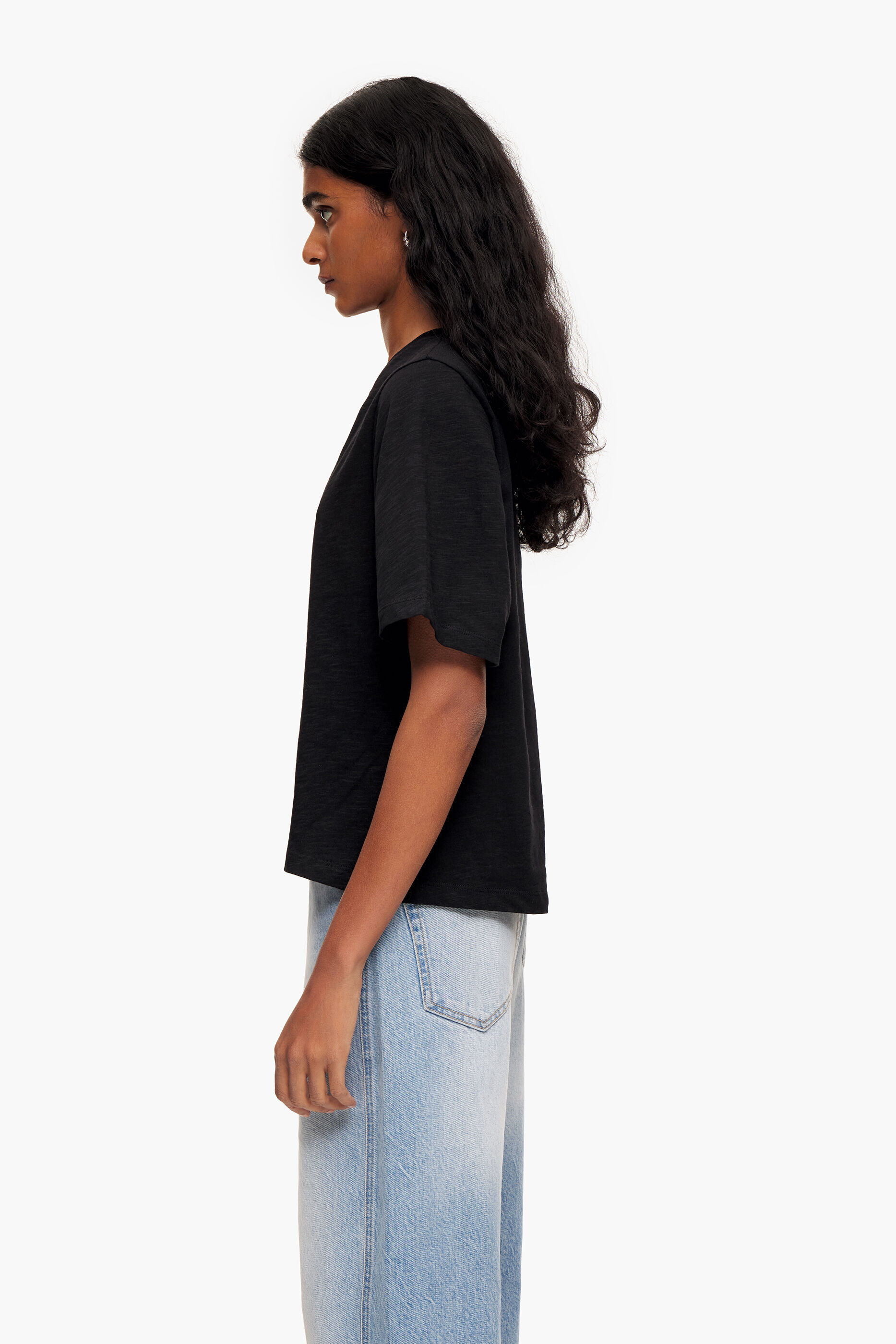 Camiseta preta de algodão com modelagem flare