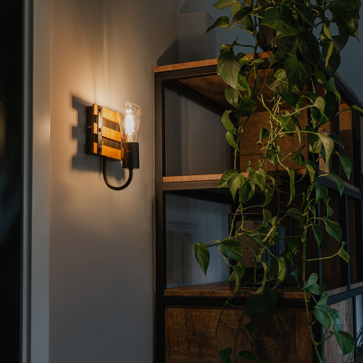 Industriële wandlamp zwart met hout - Paleta Mai