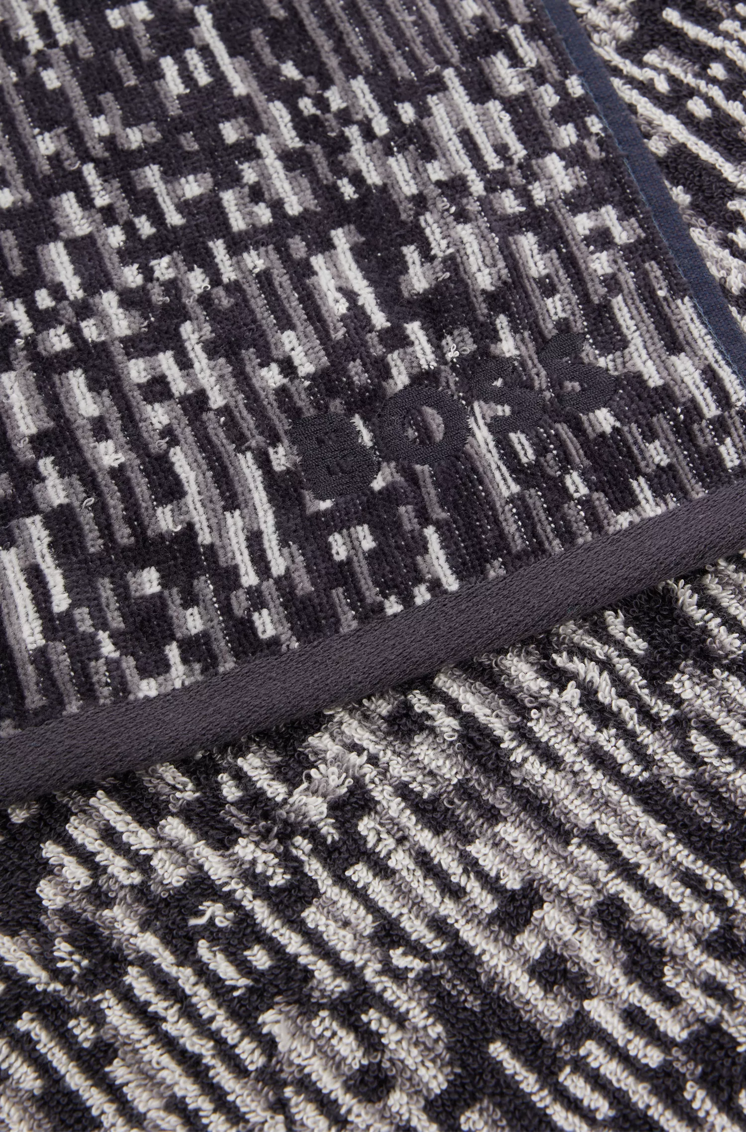 Toalha de mão BOSS em jacquard preto com borda acetinada da BOSS