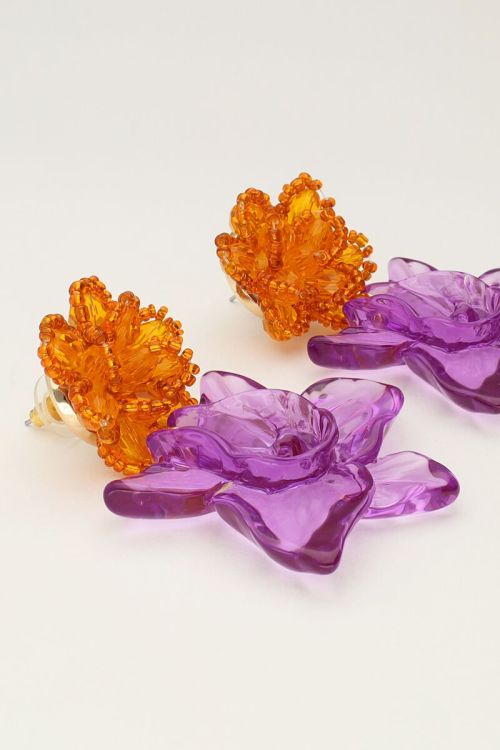 Island oorhangers met oranje en paarse bloem