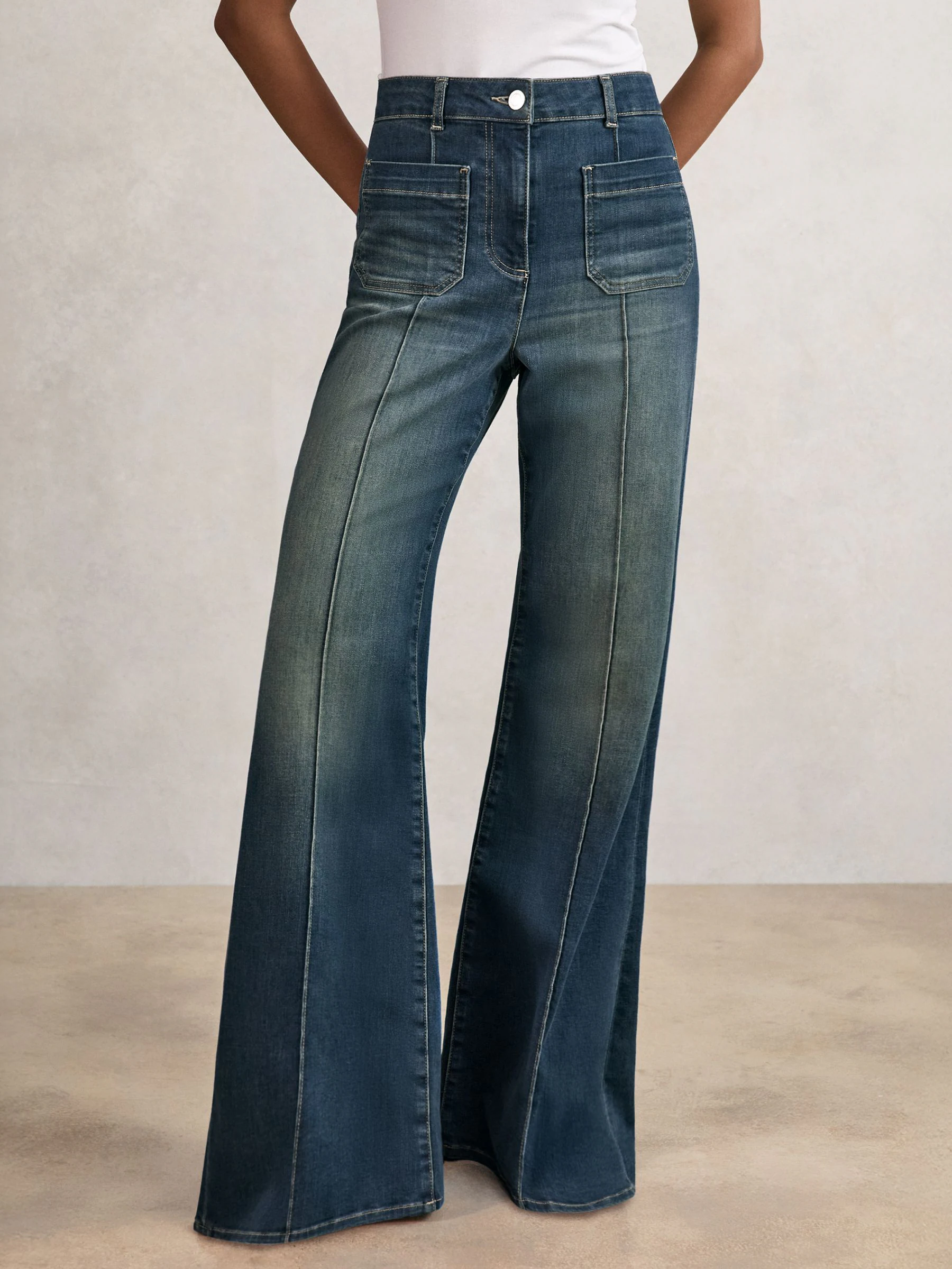 Normaal blauw - Reiss Sakura flared jeans met opgestikte zakken