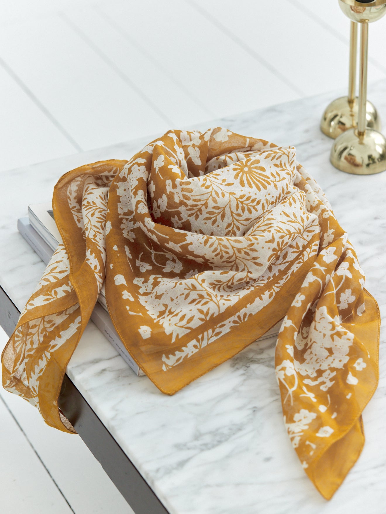 Foulard imprimé fleuri femme