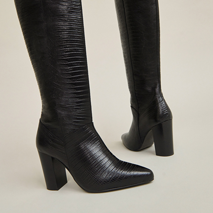 Bottes hautes à talons et bouts pointus  en cuir reptile noir