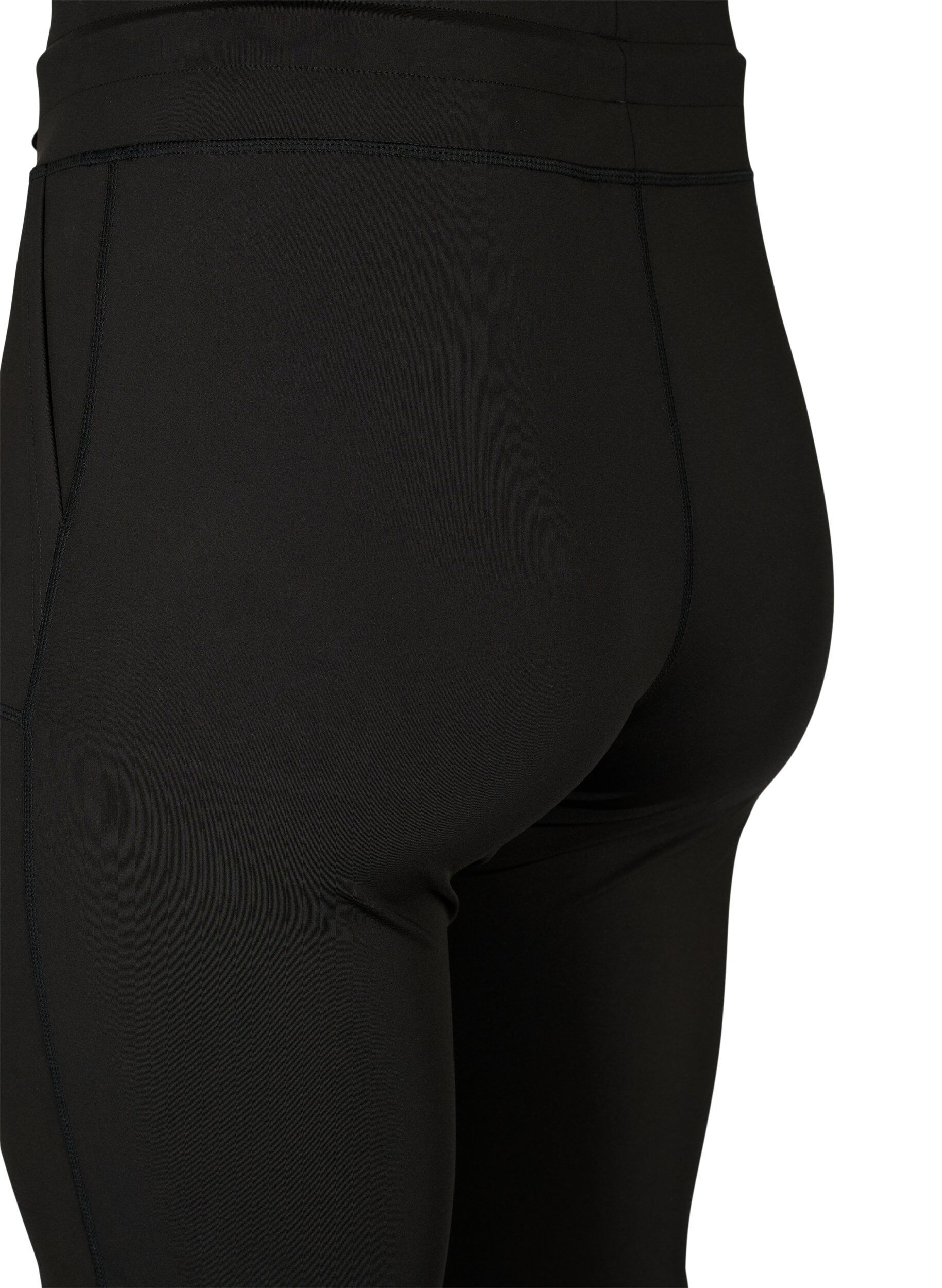 Tætsiddende træningsshorts med lommer
