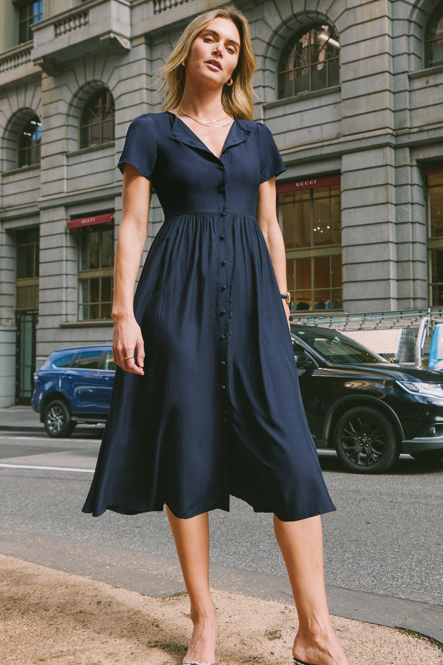 Robe midi à manches courtes et boutons sur le devant noire