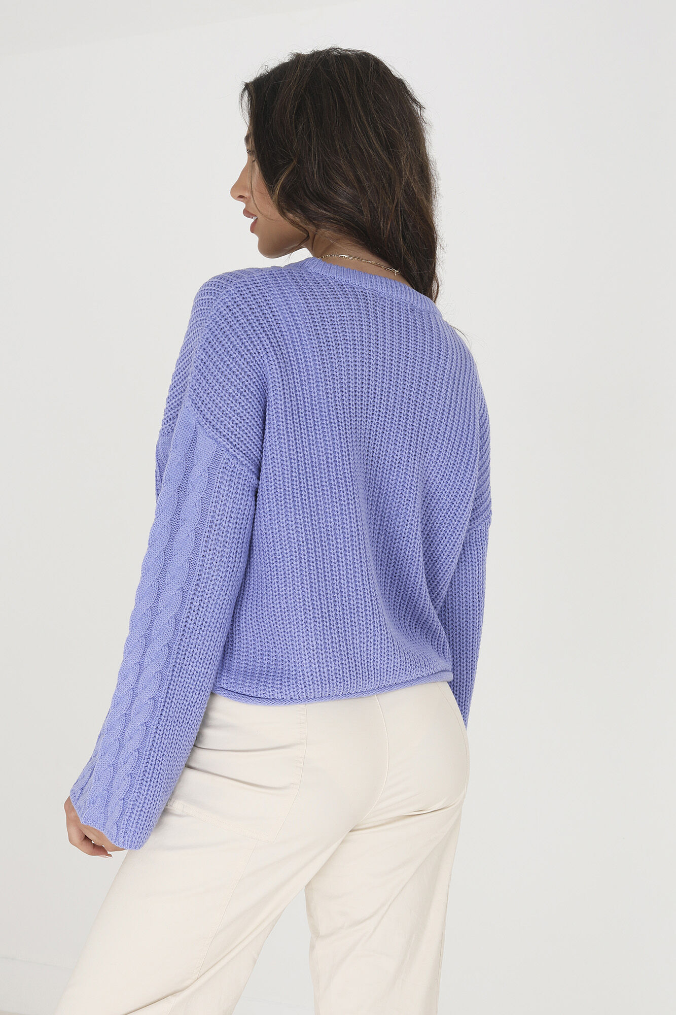 Blusa cropped de malha trançada com mangas largas.