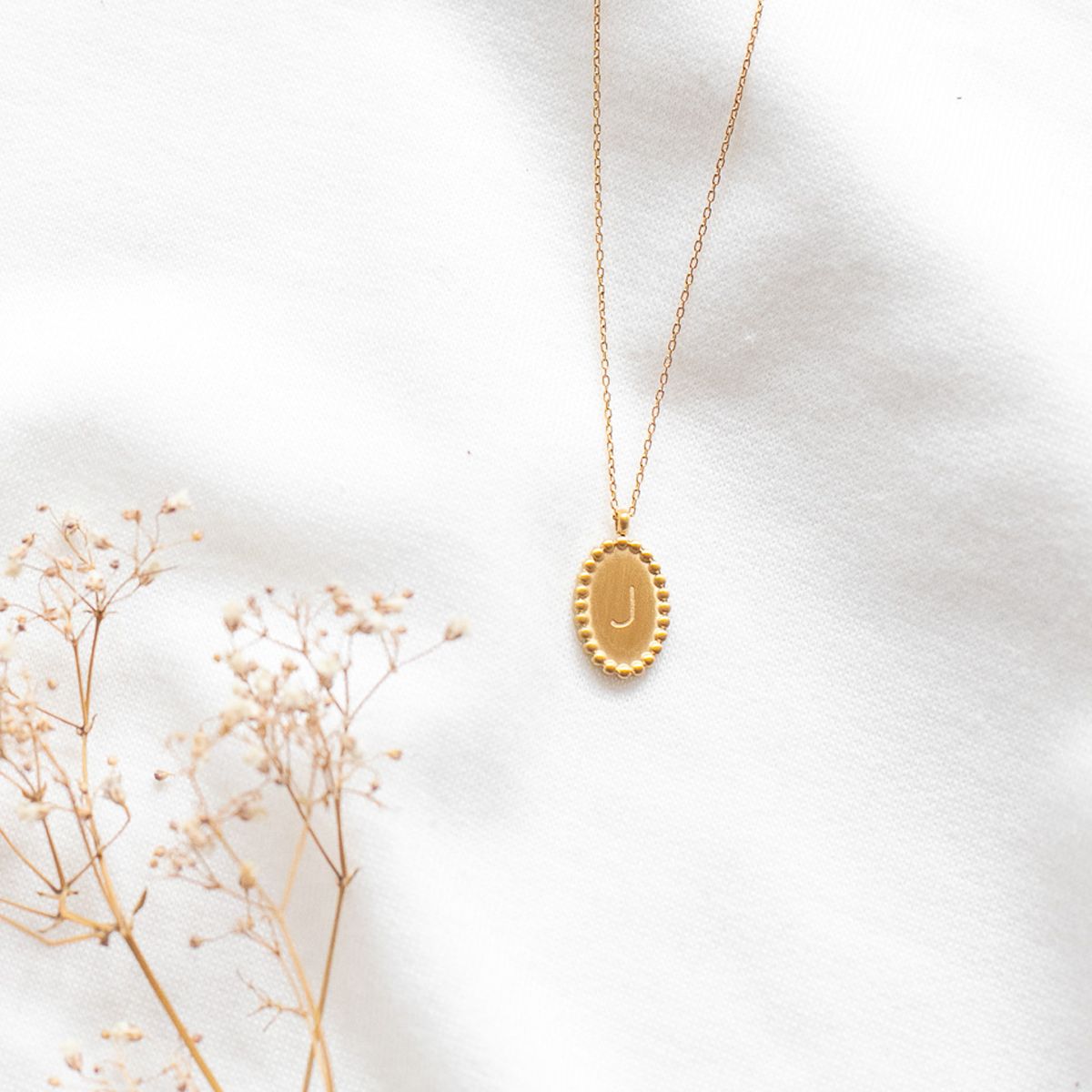 Collier médaillon gravé lettre alphabet