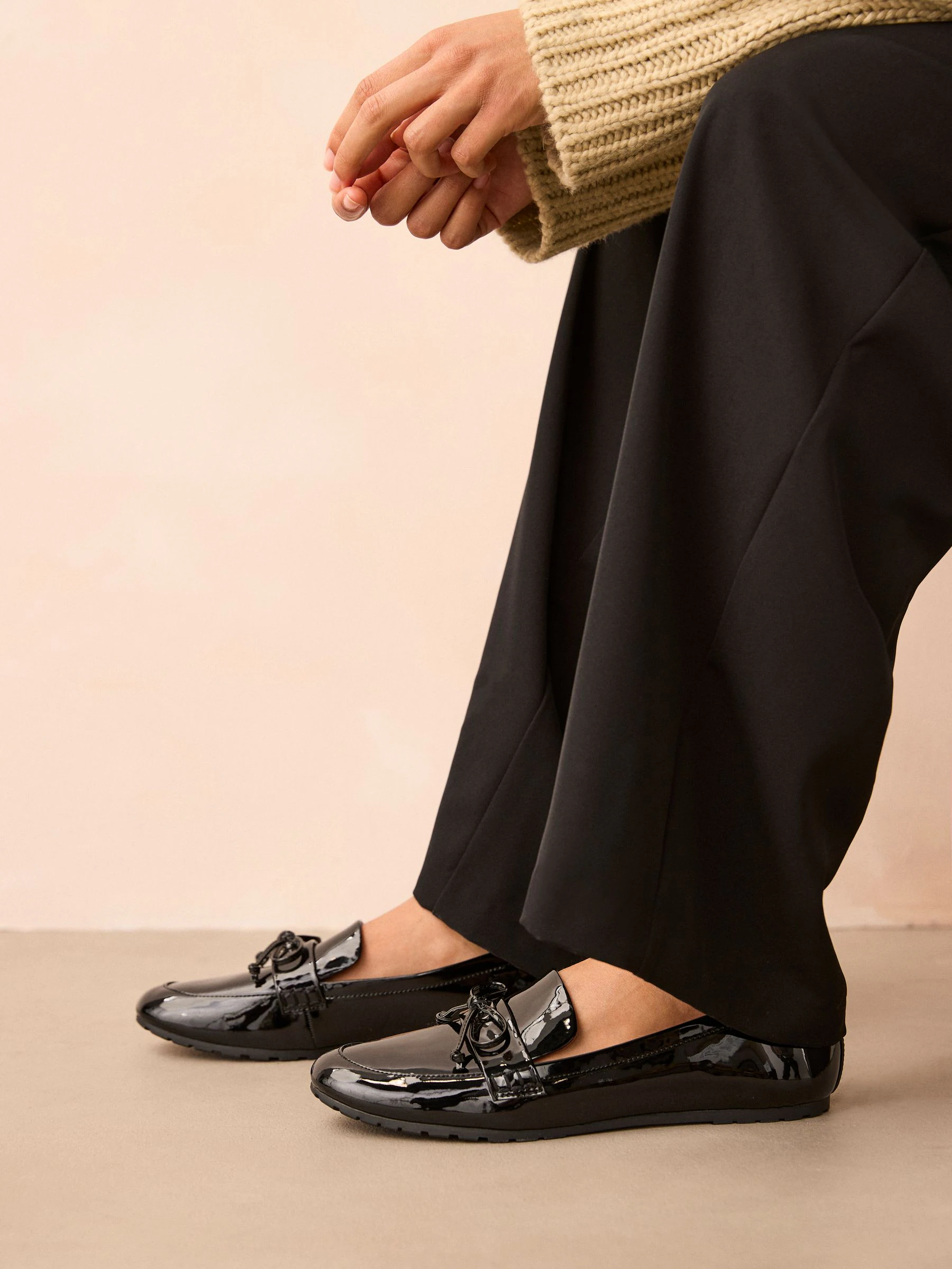 Zwart - Forever Comfort® lakleren balletschoenen met ronde neus en strikdetail