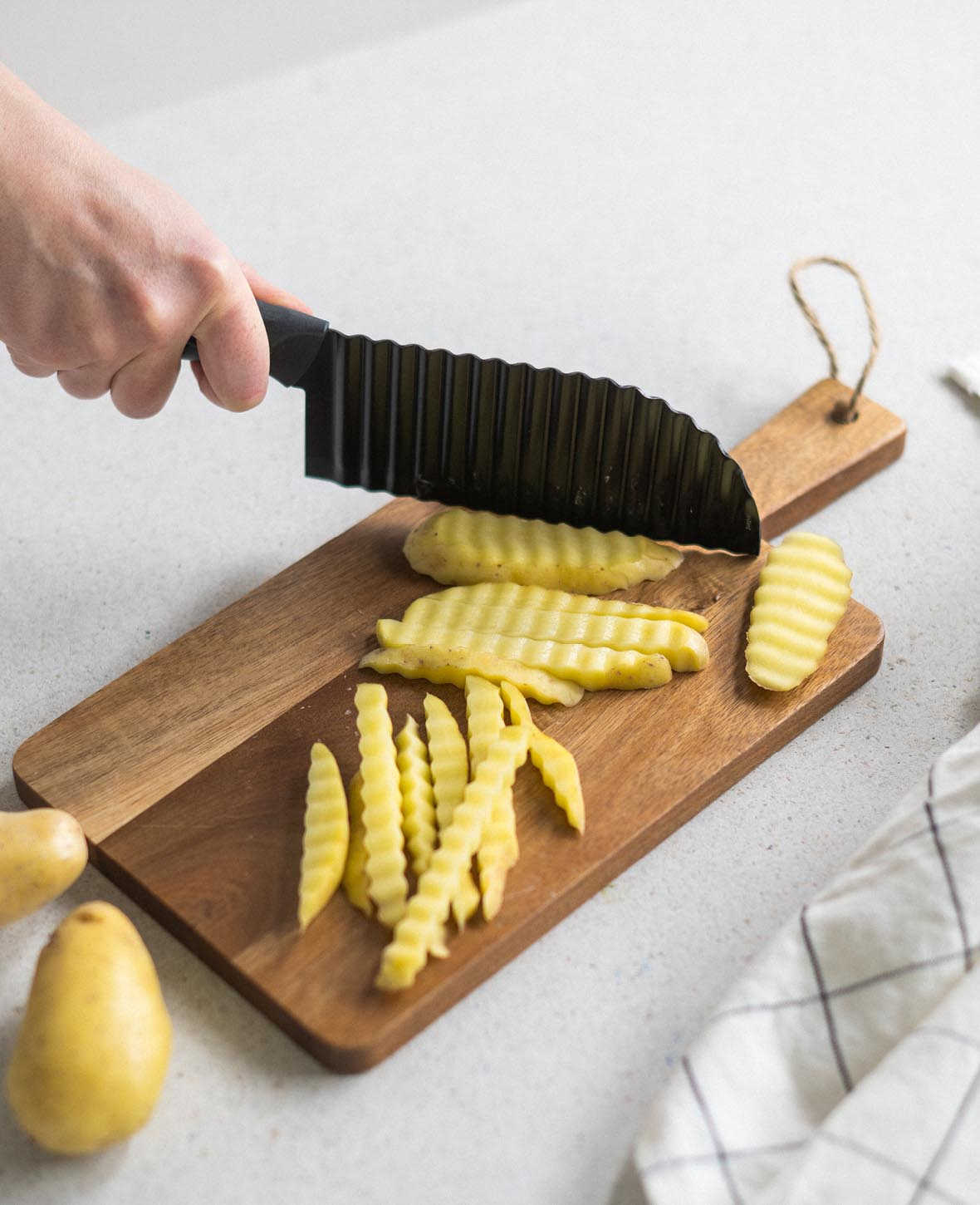 (29cm) Edelstahl Wellenschneider Mehrzweck Riffel Messer für Pommes / Obst / Gemüse  - Schwarz