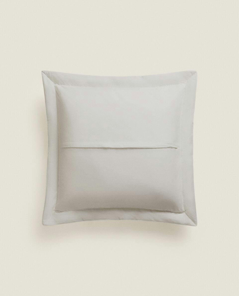 CAPA DE ALMOFADA COM BOLINHAS