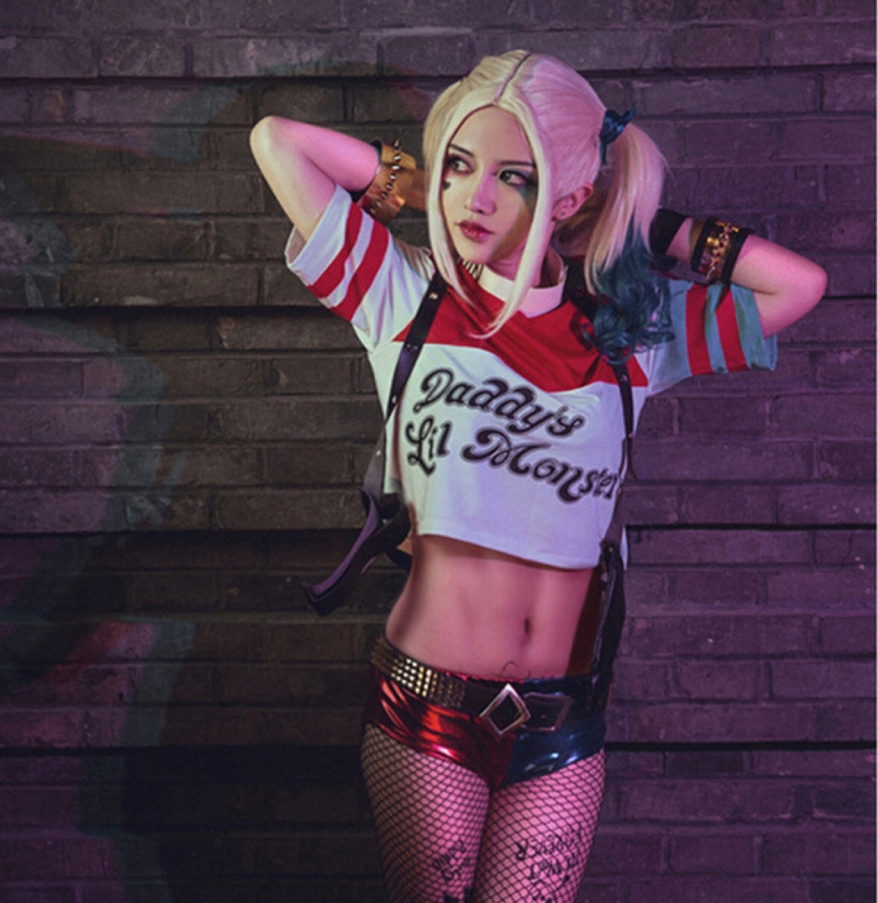 (43cm) Cosplay Perücke mit Zöpfe Schurkin Fasnacht Kostüm Zubehör Motto Party / Halloween Accessoire inkl. Haarnetz - Pink / Blau