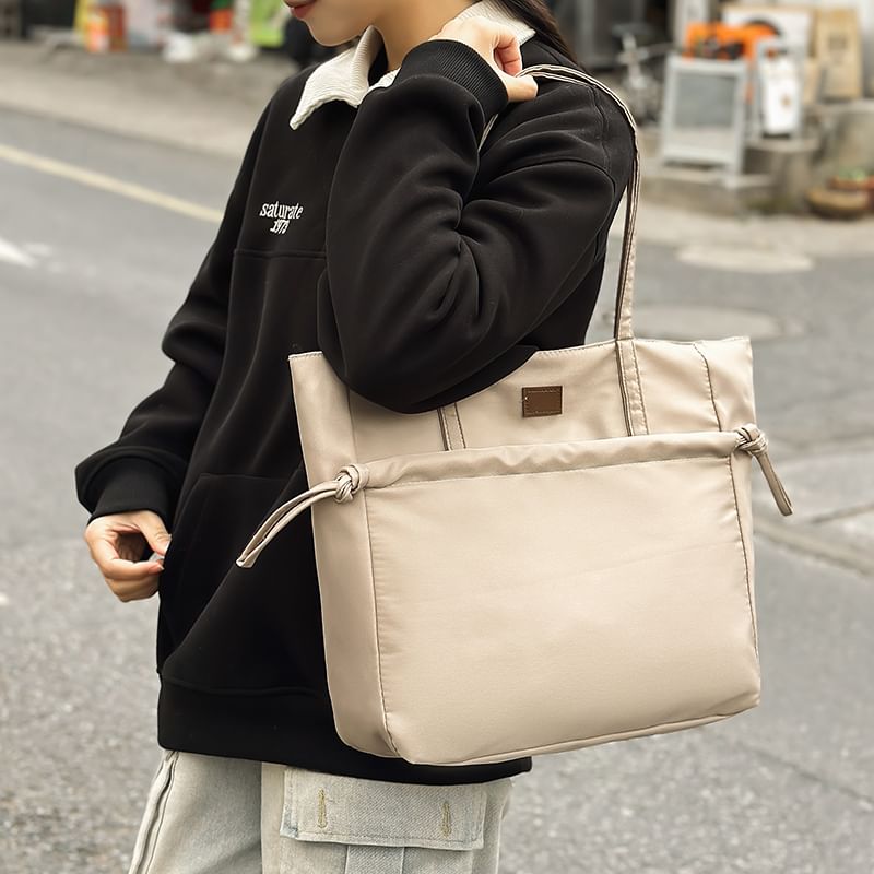 IOU - Effen nylon tas met applicatie