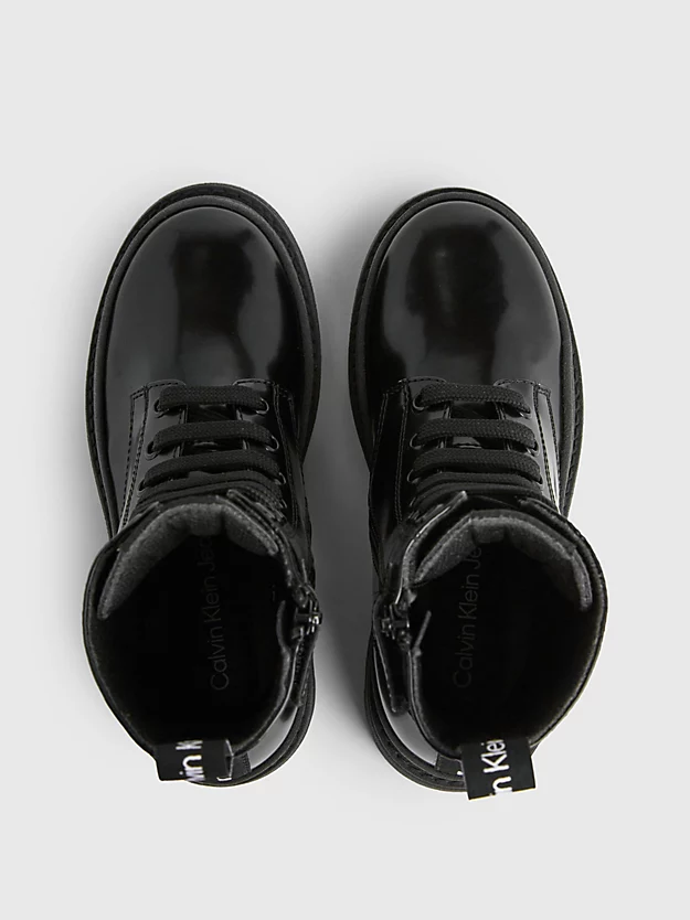 Botas infantis com cadarço