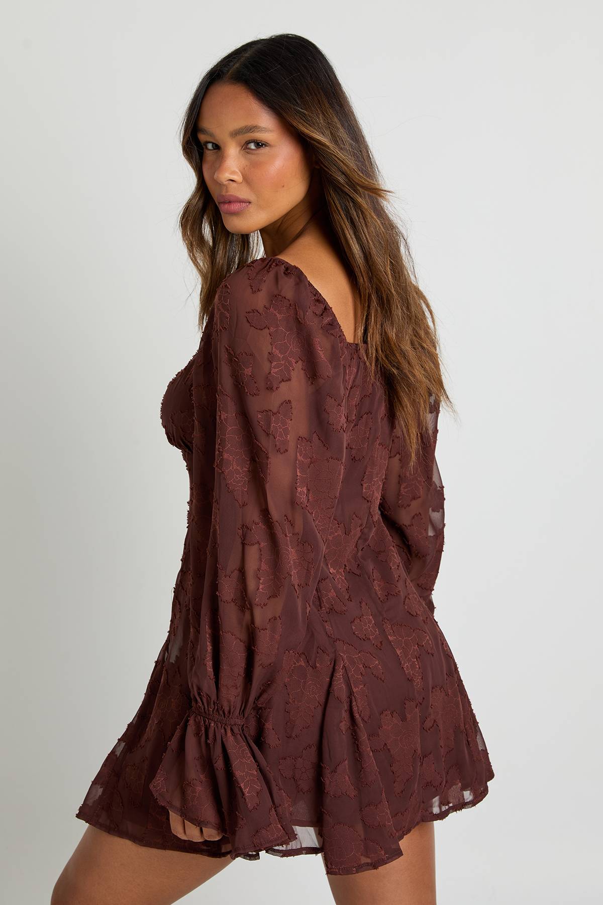 boohoo Robe Mini En Mousseline À Motif Floral Dévoré Avec Ourlet À Godets