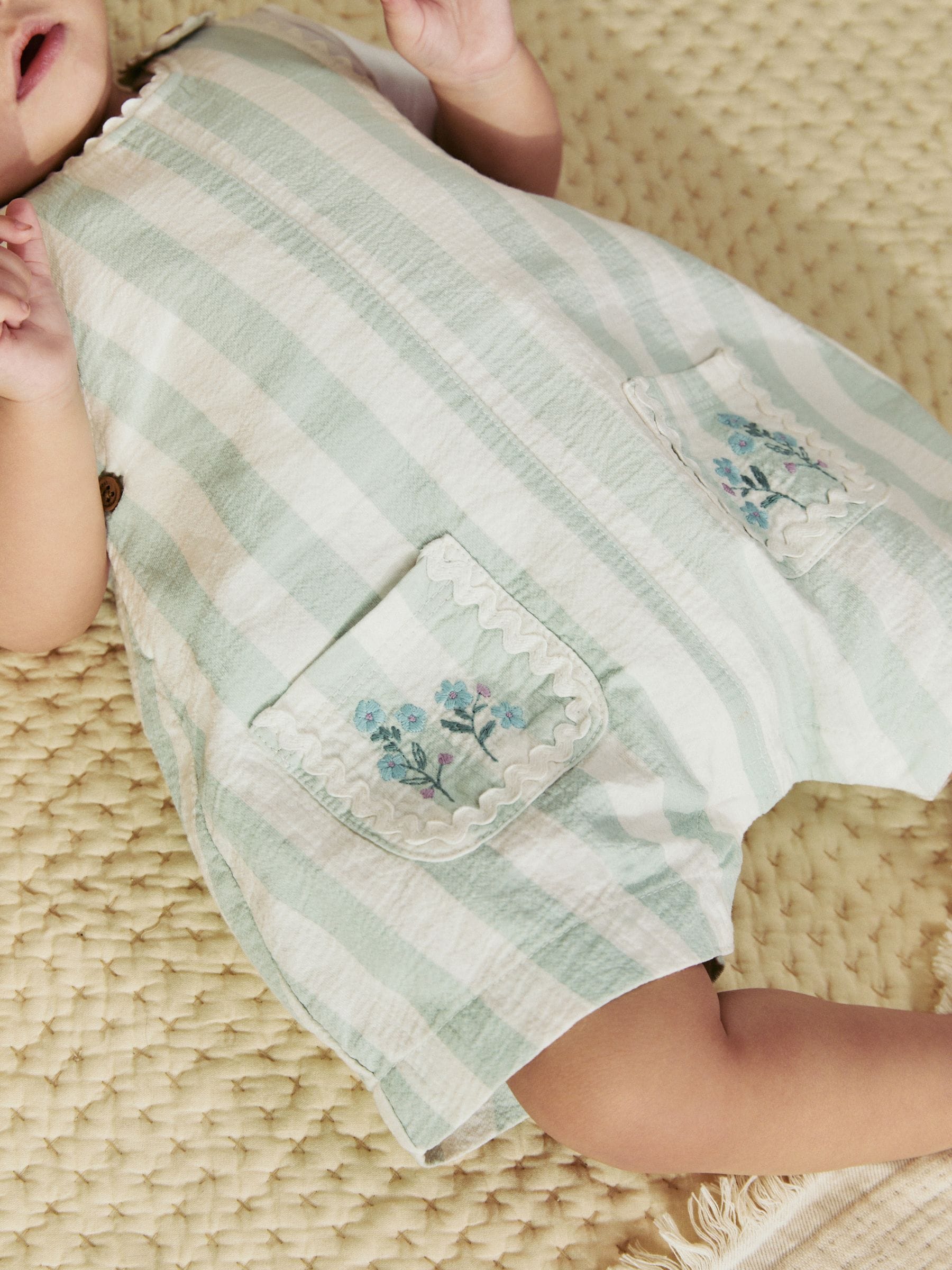 Mintgroen gestreept - Babyset van rompertje met korte mouwen en bretelbroek (0mnd -2jr)