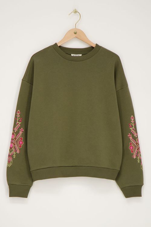 Donkergroene sweater met roze embroidery