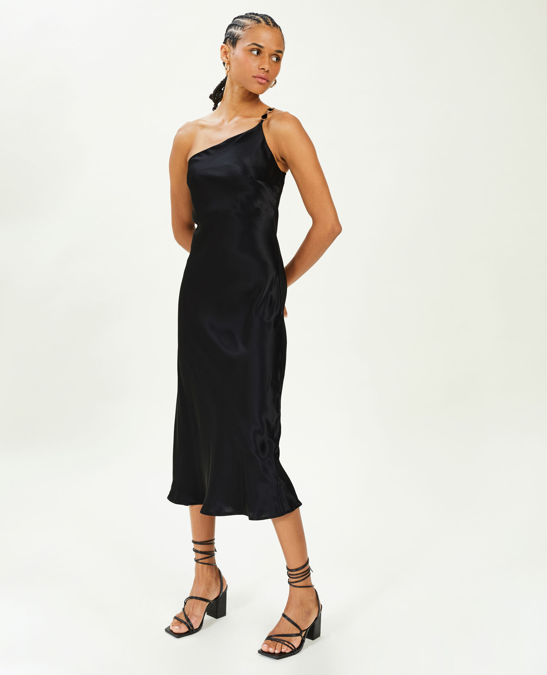Robe asymétrique satinée avec bretelle bijou - Noir