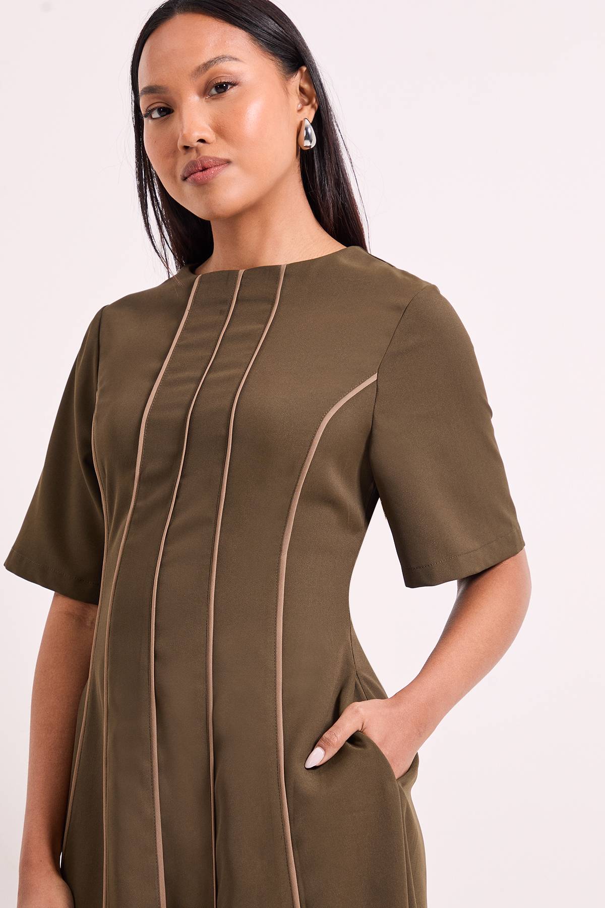 Wallis Robe Midi Évasée en Crêpe avec Détails de Passepoil