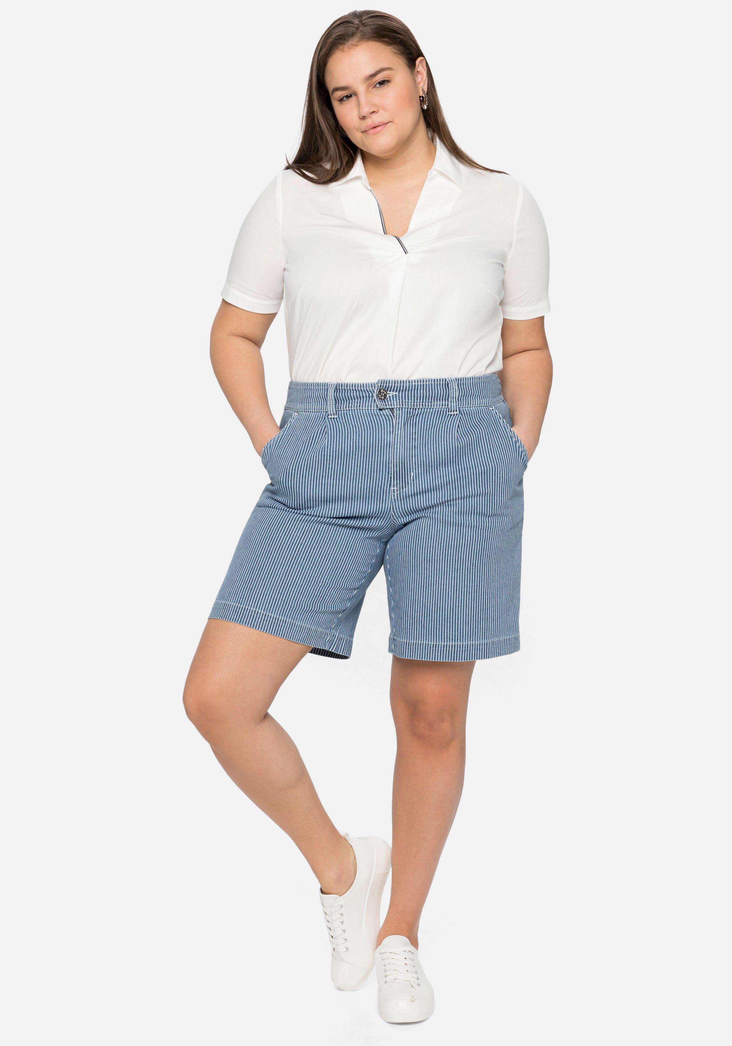 Bermuda-Jeans mit Alloverstreifen und Saumaufschlag