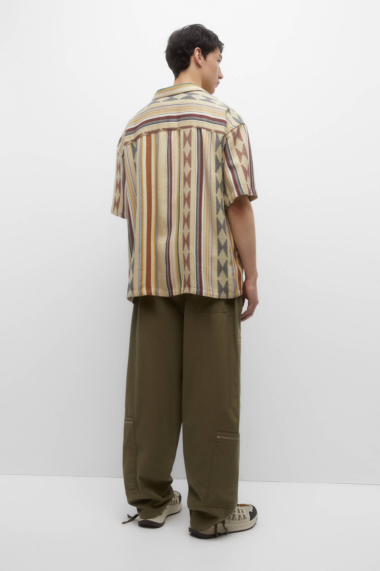 CAMISA RÚSTICA COM ESTAMPA GEOMÉTRICA - MOSTARDA