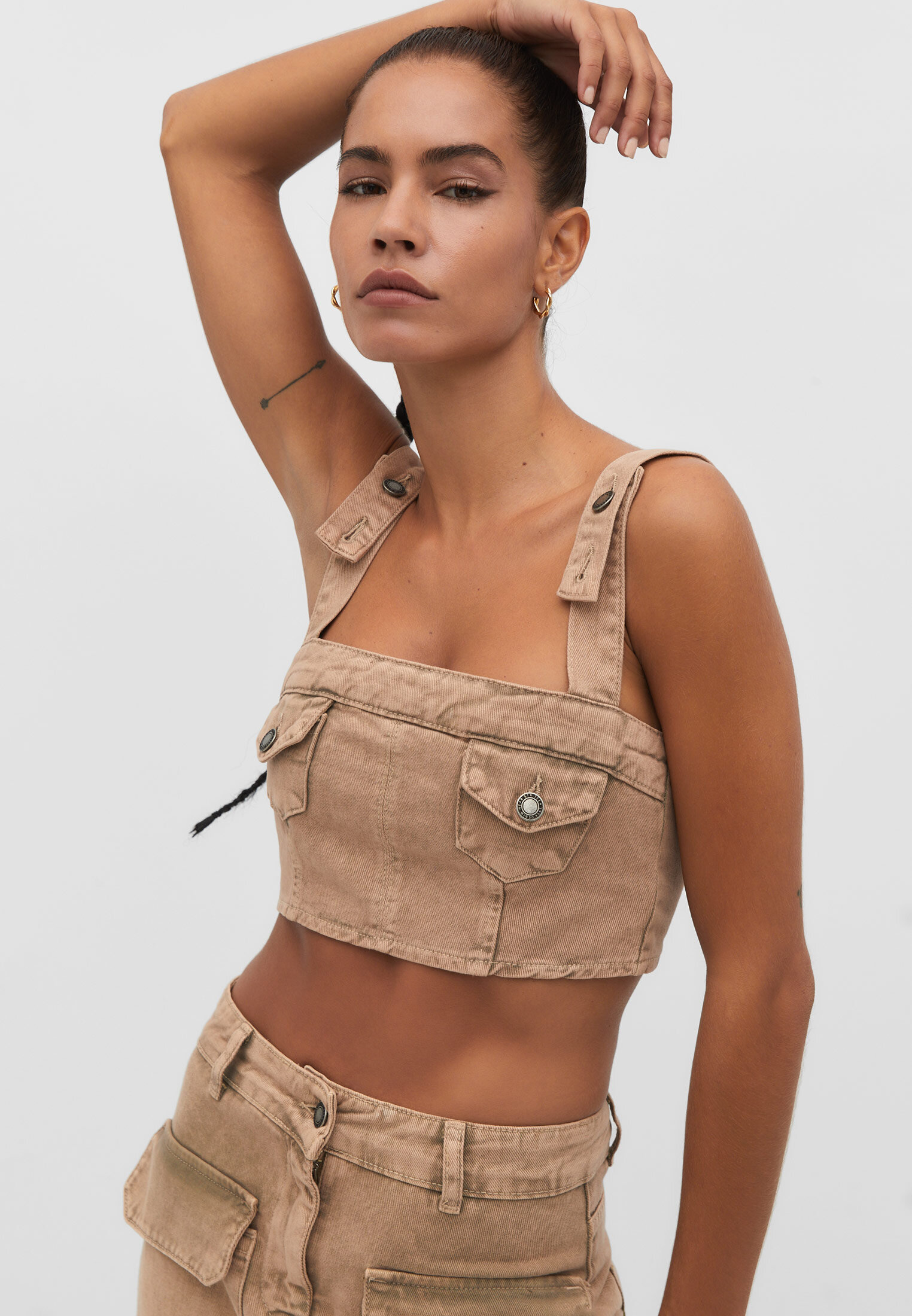 Top cropped com bolsos