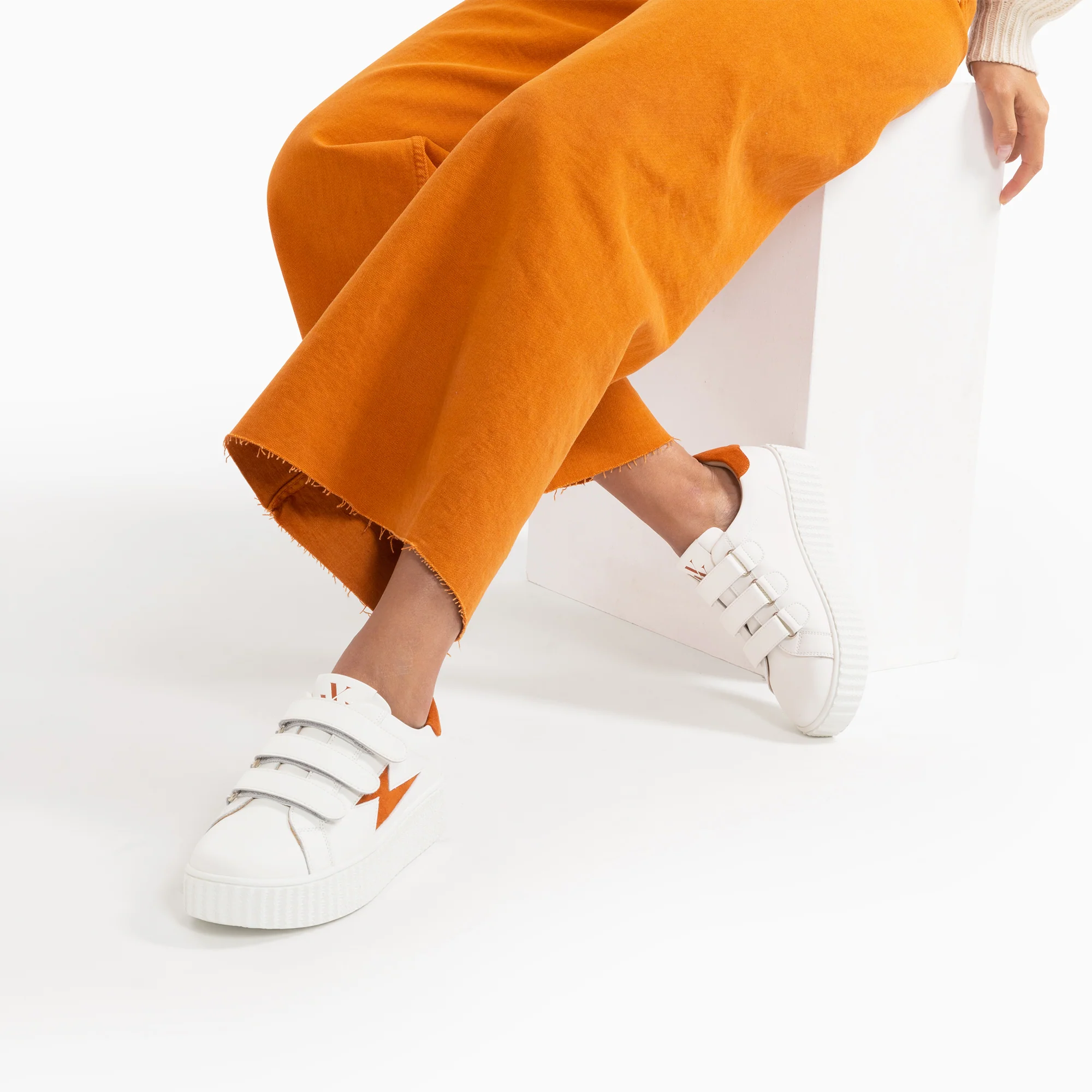 Sneakers-Baskets éclair Kim blanc et orange à scratchs