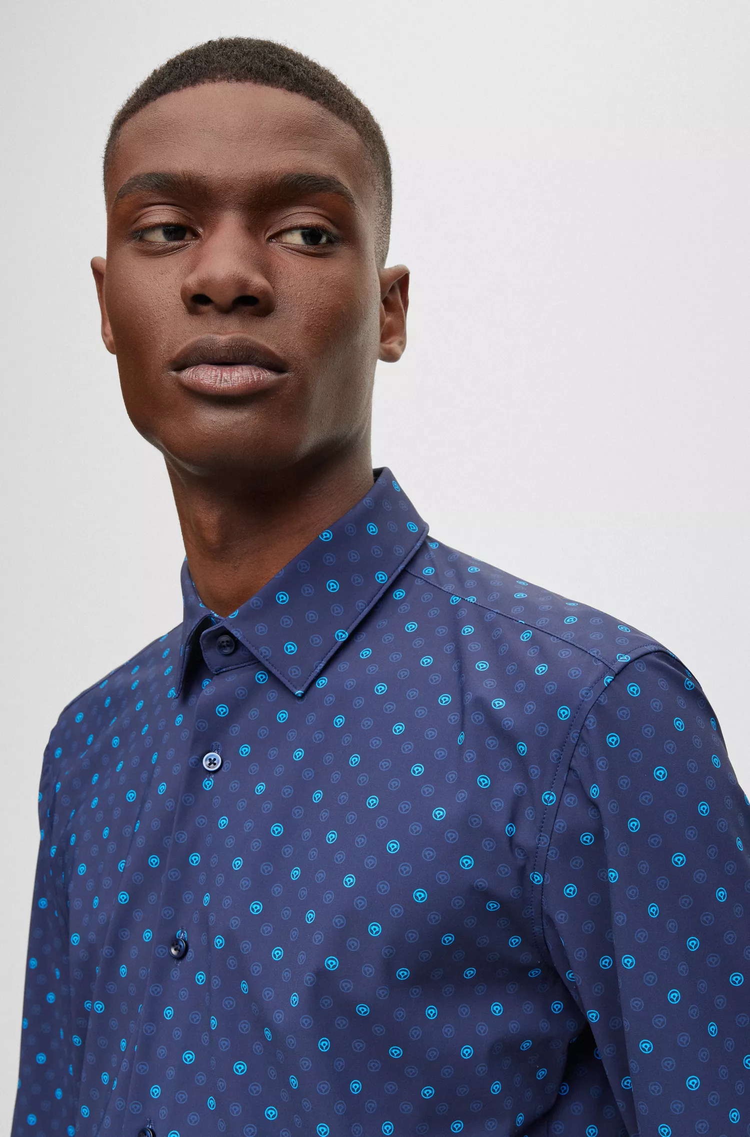Camisa BOSS preta de corte slim em tecido elástico de alta performance com estampa.