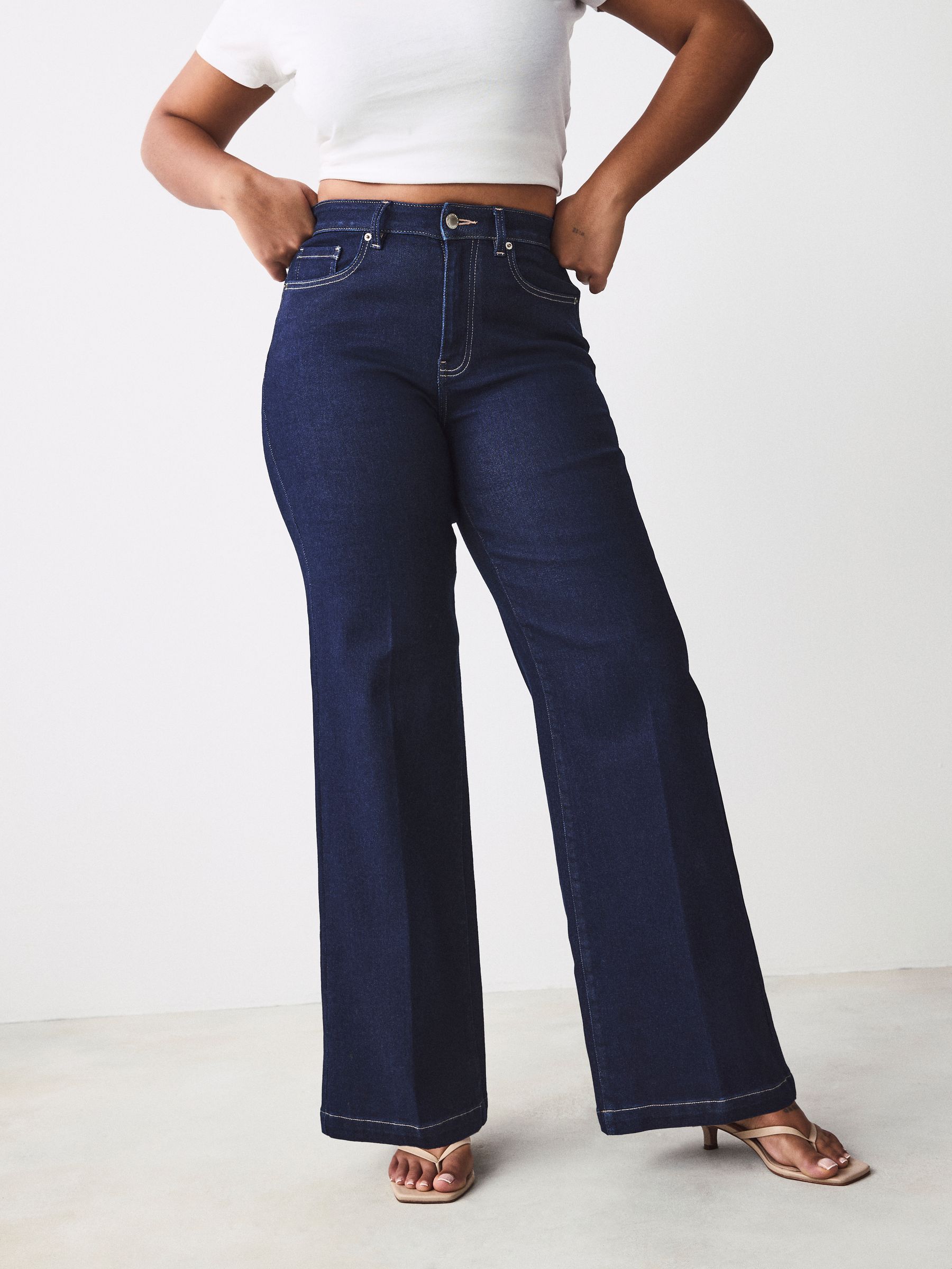 Blauw met wassing - Jeans met zandloperpasvorm en wijde pijpen