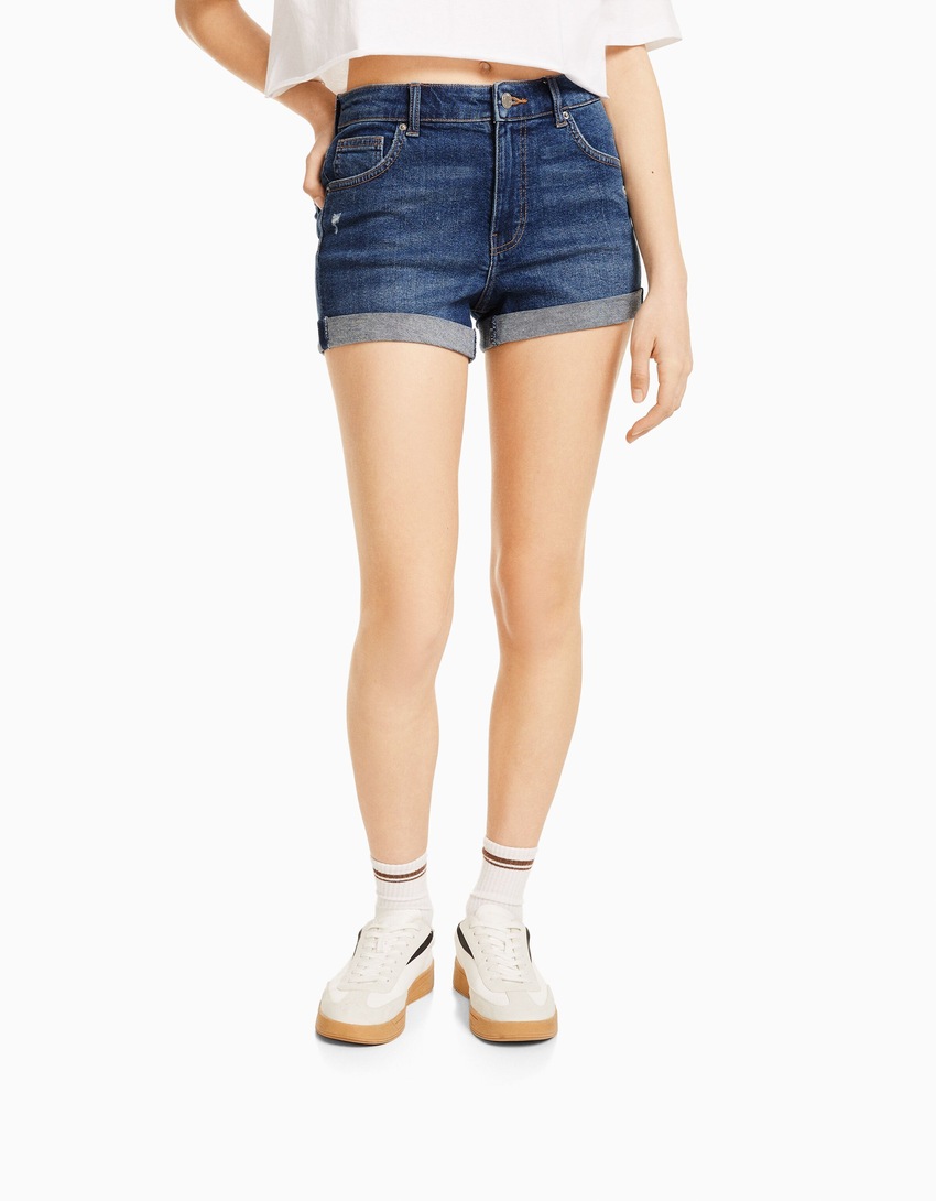 Shorts jeans com a barra dobrada
