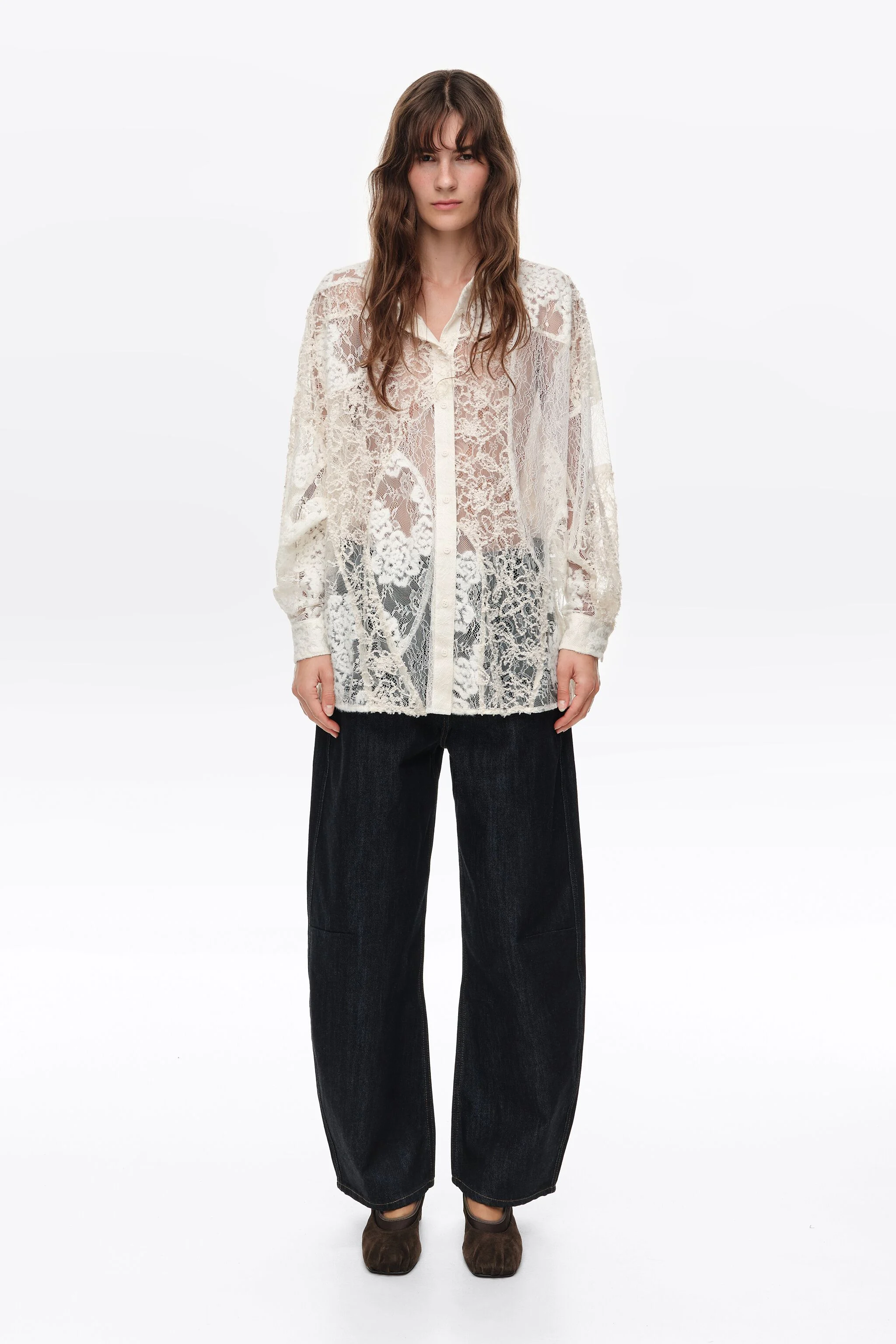 Camisa oversized marfim com patchwork de renda