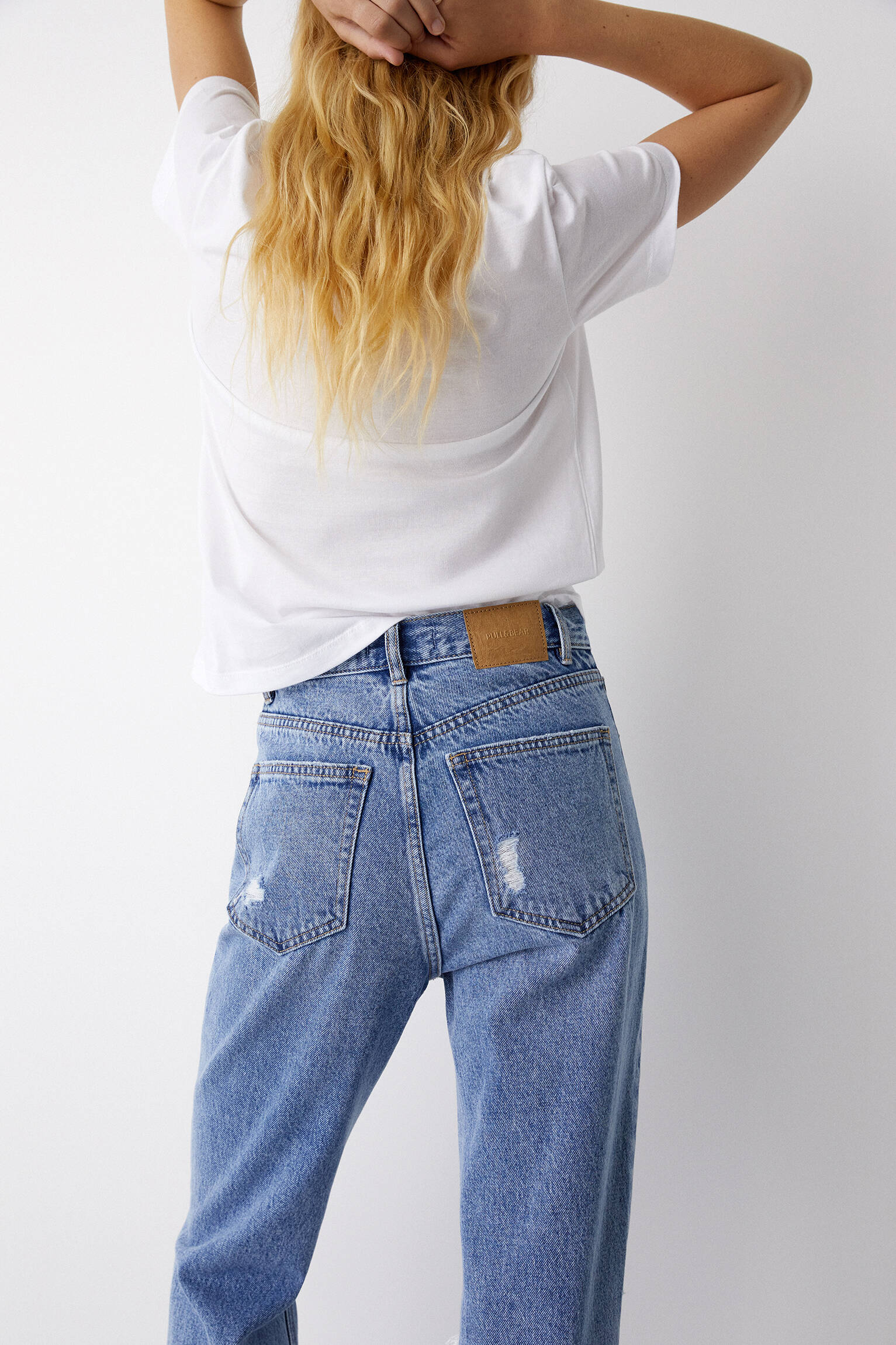 CALÇA JEANS MOM RASGADA - AZUL MÉDIO