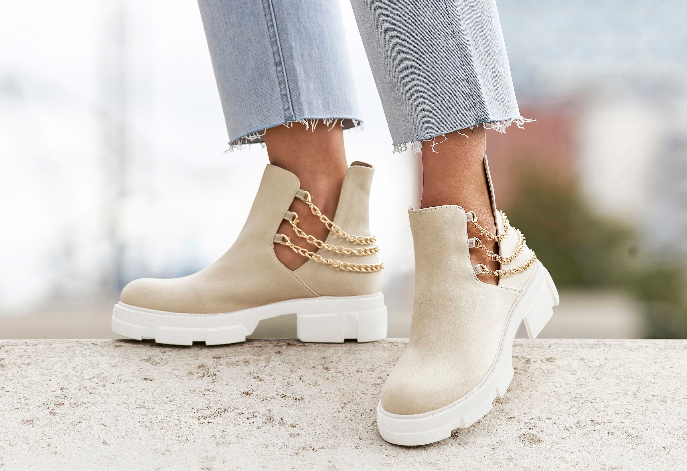 LASCANA Chelseaboots  mit modischem Ketten-Detail, Ankle Boots, Stiefelette