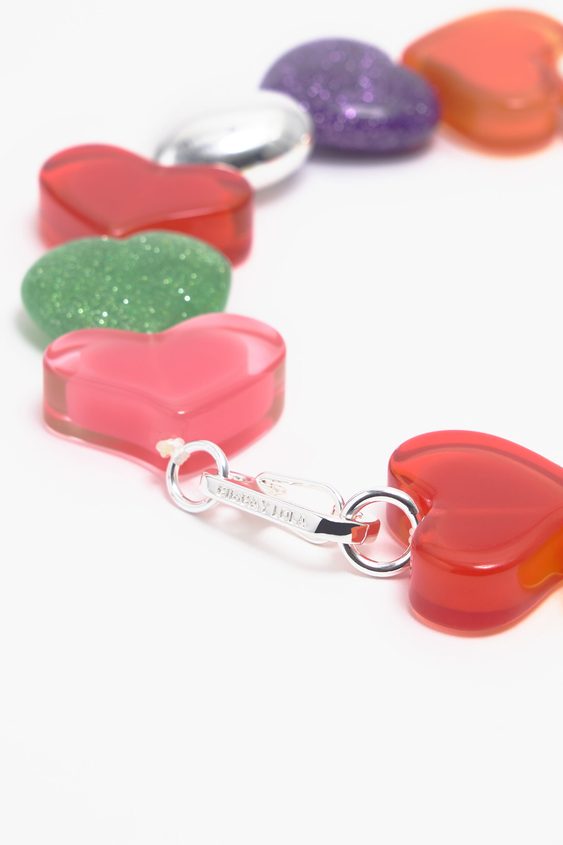 Colar de resina com corações multicoloridos