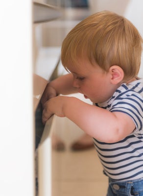 Safe & Care SureCatch Selvklebende Lås til Nederste Skuff, Hvit