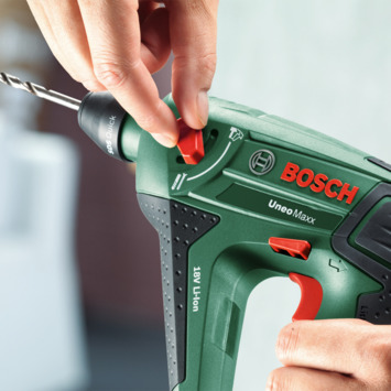 Bosch 18V boorhamer UneoMaxx met extra boorkop en 8-delige accessoireset (Incl. 2 accu's 2.5Ah   lader)
