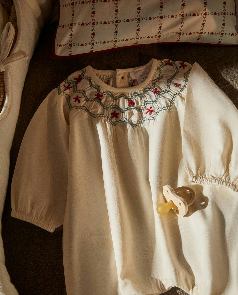 MACACÃO DE BEBÊ BORDADO COM TEMA DE NATAL