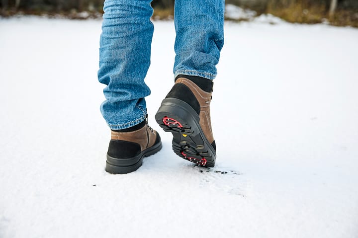 Praktisk snøreboot med glidelås og brodder
