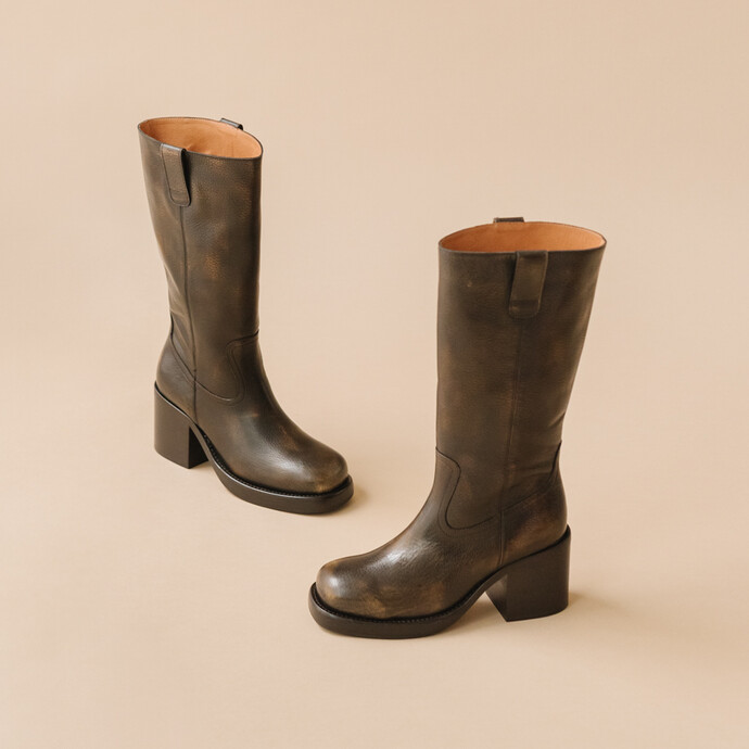 Bottes à talons  en cuir grainé gris
