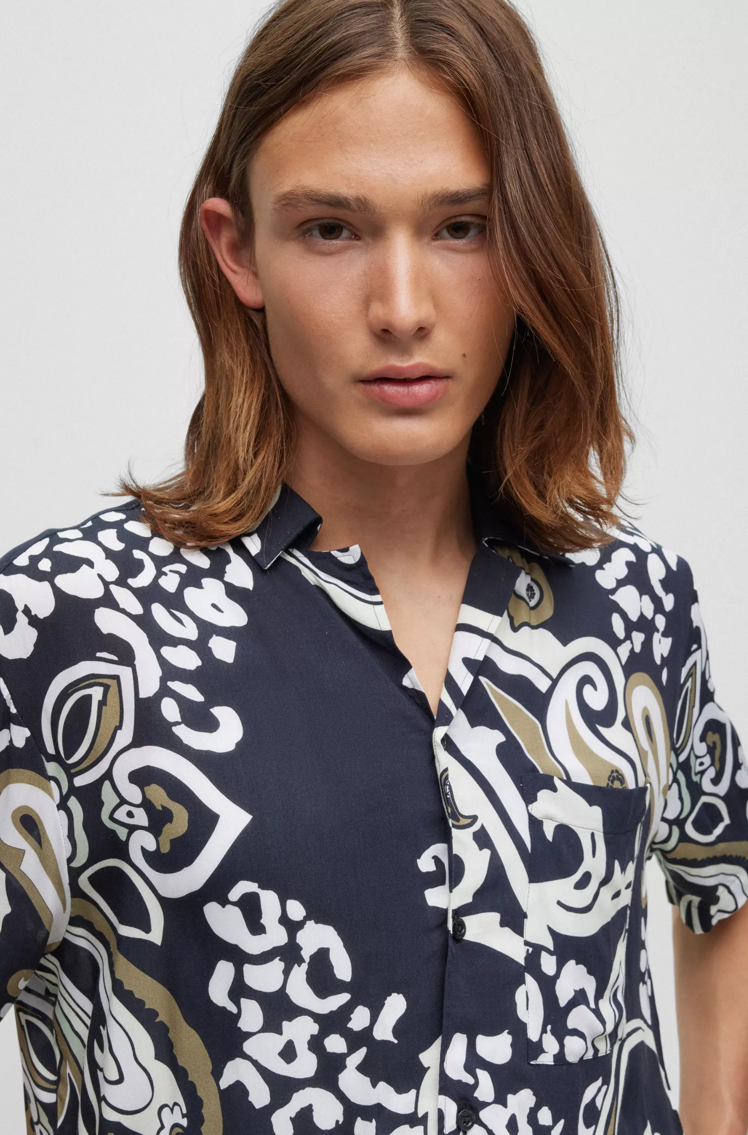 Camisa HUGO vermelha de modelagem relaxada em lona com estampa paisley.