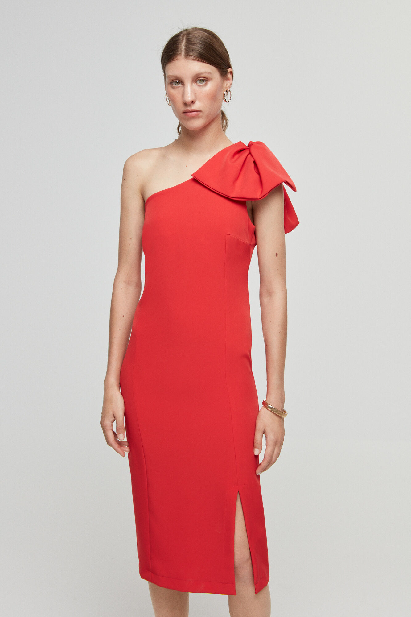 Vestido midi assimétrico de renda com ombros à mostra - Vermelho