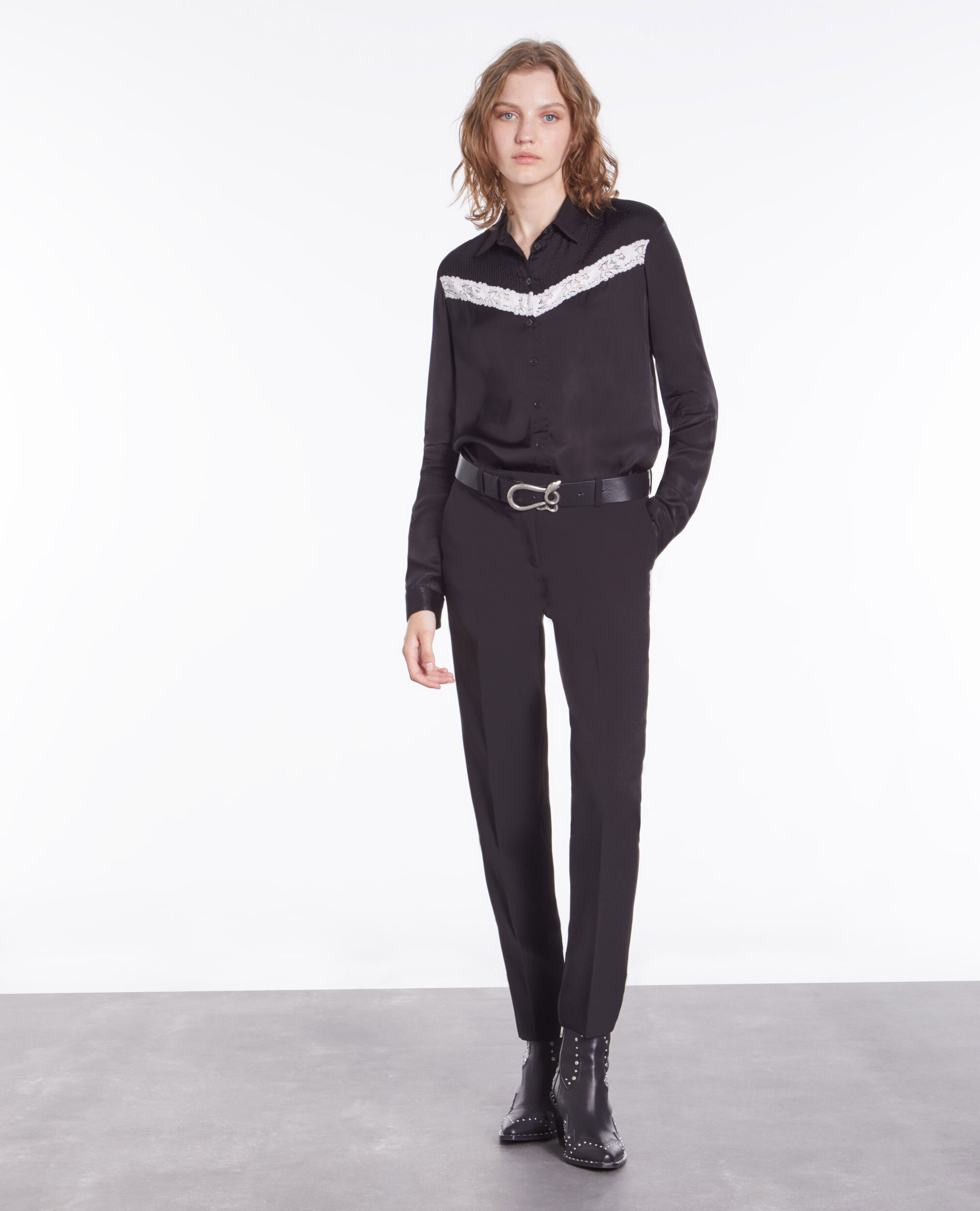 Chemise noire avec détail en dentelle